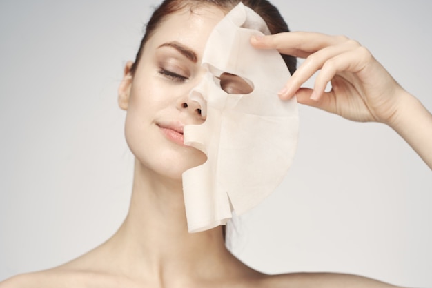 Photo woman with bare shoulders and face mask skin care cosmetics