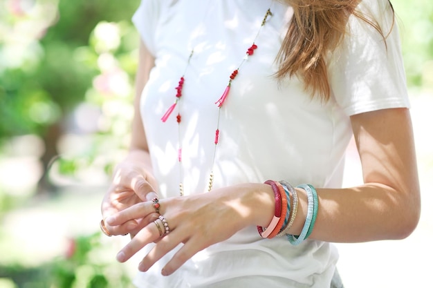 Foto donna con bellissimi accessori all'aperto