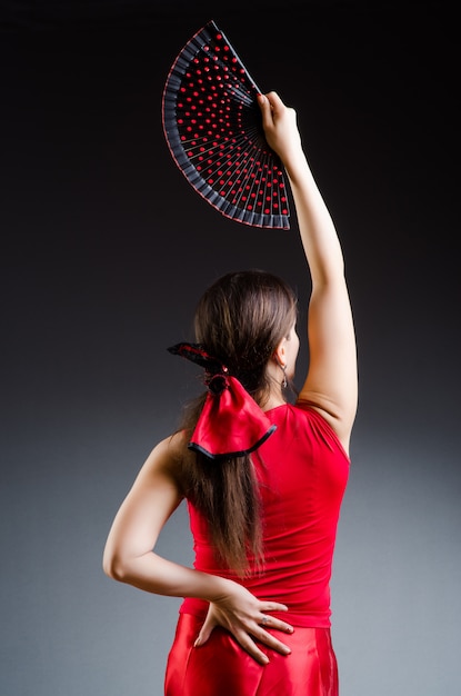 Photo woman with fan dancing dances