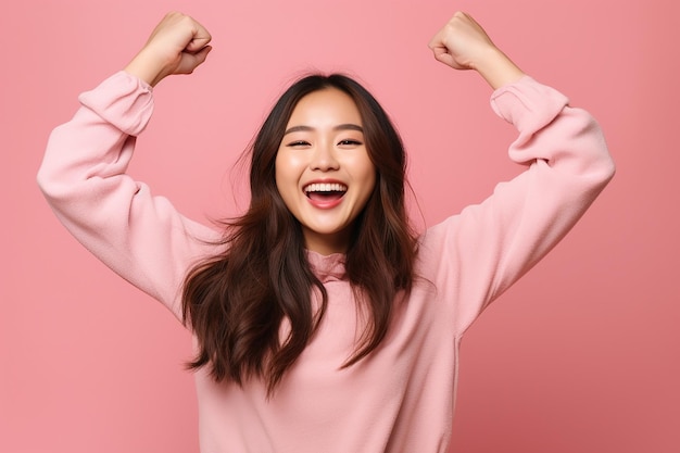 Photo a woman with her arms up in the air with her arms raised