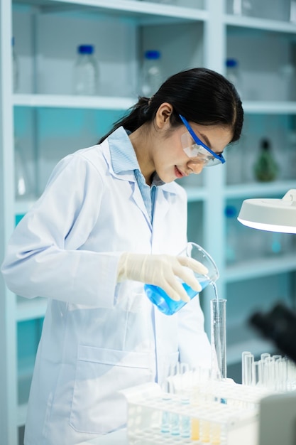 Photo women working in the laboratory