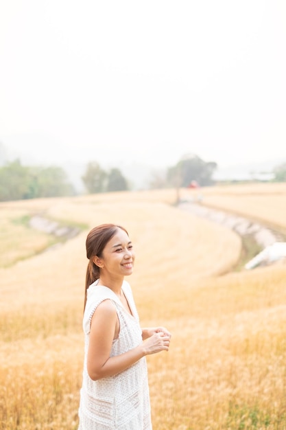 Photo young asian women in white dresses in the barley rice field