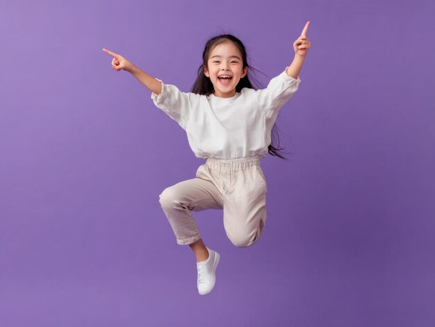 Photo young beautiful smiling asian girl floating in midair