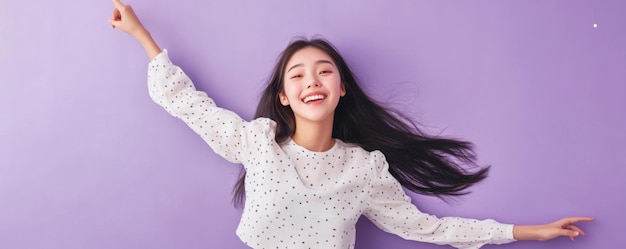 Photo young beautiful smiling asian girl floating in midair