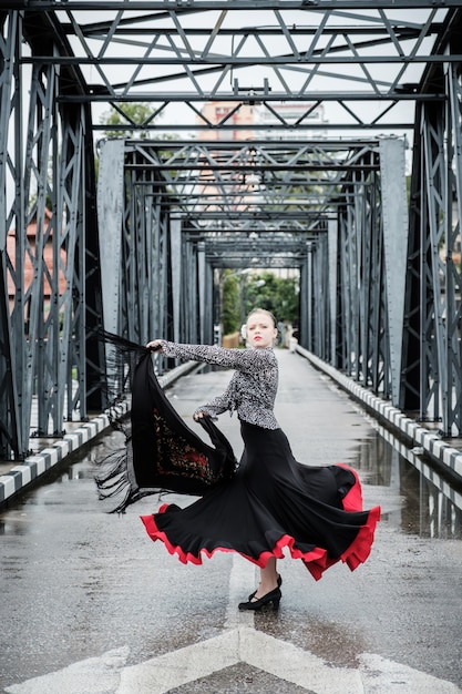 Photo young beautiful woman dancing flamenco