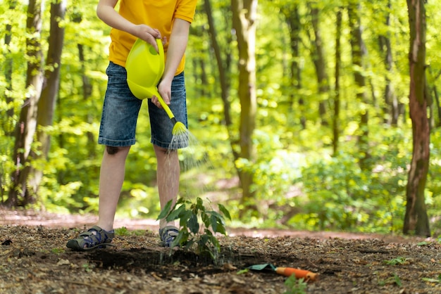 Photo young boy taking care of the environment