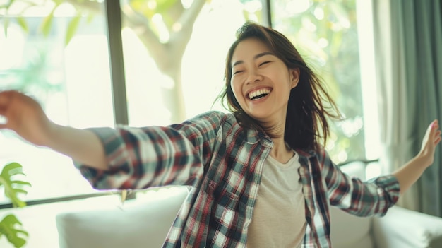 Photo young happy asian woman dancing at home