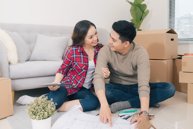 Photo young loving couple moving to a new house. home and family concept.