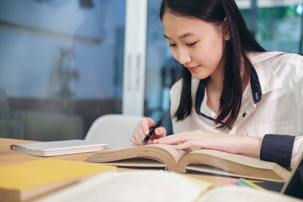 Photo young student reading a book.