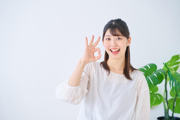 Foto giovane donna che fa un segno con la mano