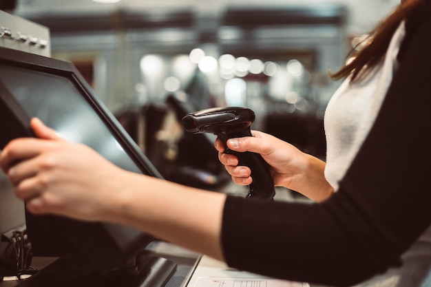 Photo young woman hand doing process payment on a touchscreen cash register, finance concept