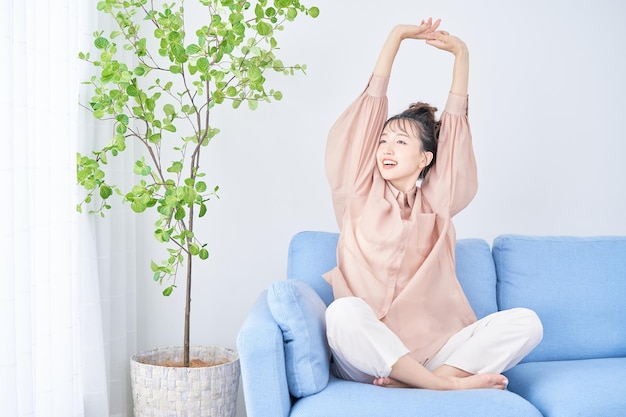 Photo young woman relaxing in bright room