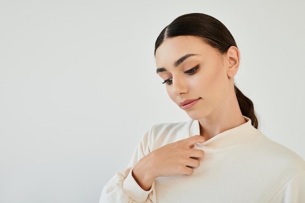 Photo a young woman showcases a chic autumn outfit with grace in a stylish studio environment