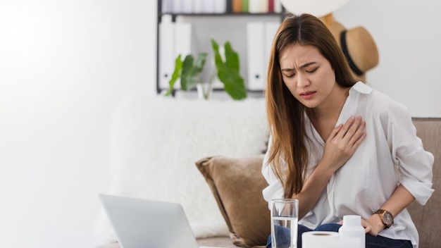 Foto giovane donna che usa il cellulare