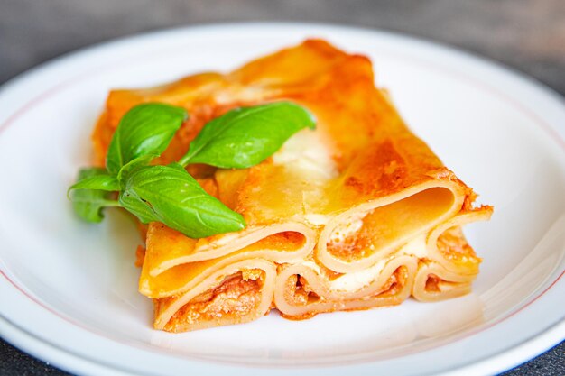 Foto ziti pasta con salsa di pomodoro casseruola pasto fresco sano cibo spuntino sul tavolo copia spazio cibo