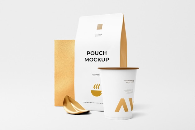 'pouch mockup'이라고 적힌 뚜껑이 달린 컵