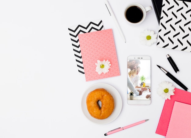 PSD smartphone mockup with breakfast in office