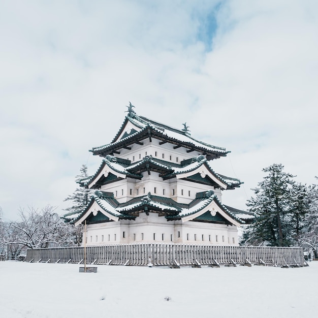 Zdjęcie biały zamek hirosaki lub zamek takaoka ze śniegiem w zimie w stylu hirayama japończycy