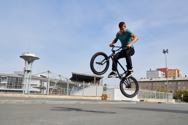 BMX Rider robi ekstremalne akrobacje