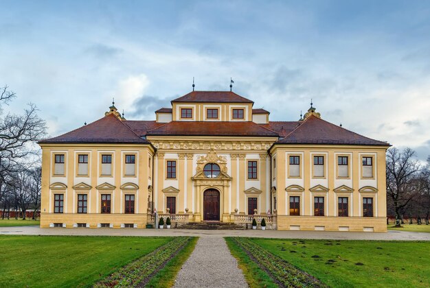 Zdjęcie budynek na chmurnym niebie