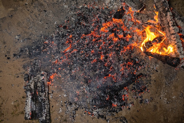 Chodzenie po płonącym żużlu widok z boku zbliżenie