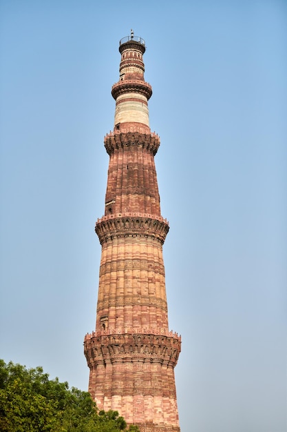 Część wieży minaretowej Qutb Minar Kompleks Qutb w południowym Delhi w Indiach, duża wieża minaretowa z czerwonego piaskowca