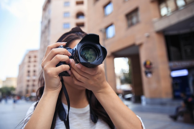 Fotografka z profesjonalnym aparatem wykonująca zdjęcieA