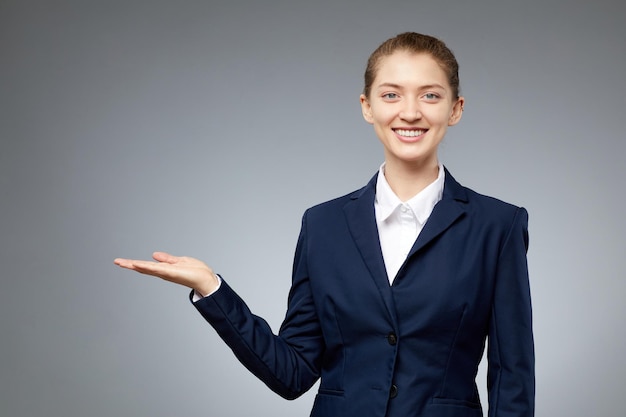 Fotorealistyczny cyfrowy kolaż wieloetnicznej młodej bizneswoman z wygenerowaną sztuczną twarzą