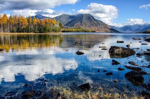 Zdjęcie górskie jezioro froliha z kamieniami i refleksji, w pobliżu jeziora bajkał