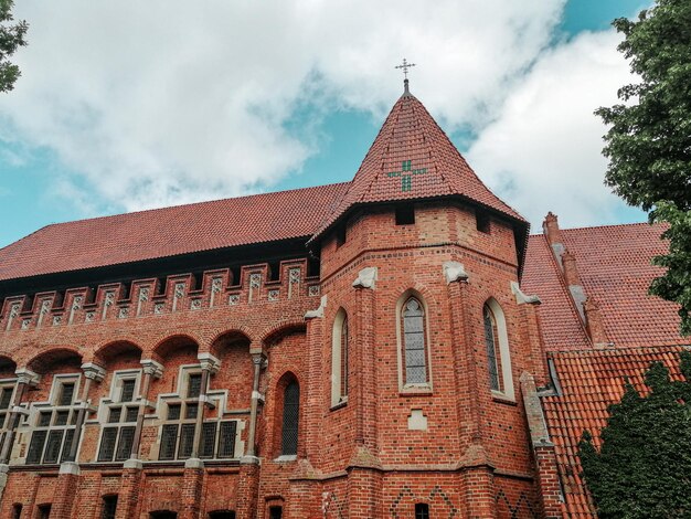 Zdjęcie historyczny budynek w stylu gotyckim na tle nieba