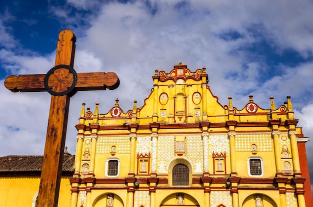 Zdjęcie krzyż na zewnątrz katedry na tle nieba w san cristobal de las casas