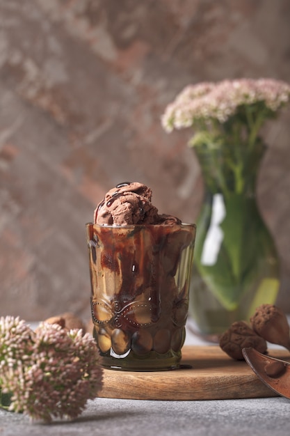 Lody czekoladowe. Lody z karmelem i czekoladą. Zamknąć lody