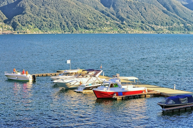 Łodzie na nabrzeżu luksusowego kurortu w Asconie nad jeziorem Maggiore w kantonie Ticino w Szwajcarii.