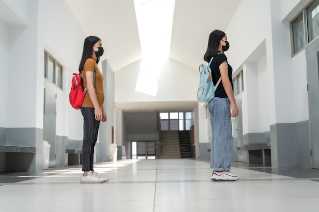 Młody student w czarnej masce z tkaniny, Powrót do szkoły,