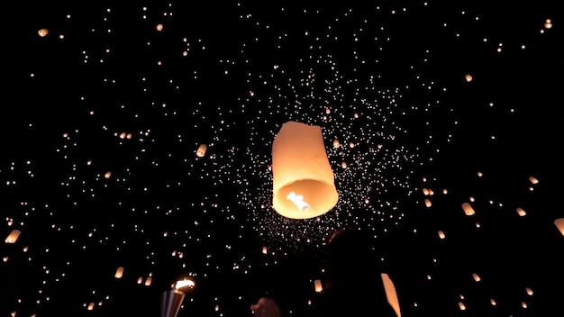 Zdjęcie niski kąt widoku oświetlonego sprzętu oświetleniowego na tle nocnego nieba