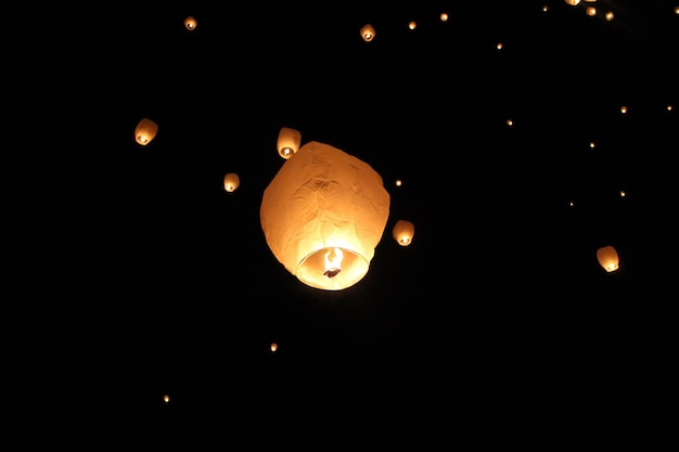 Zdjęcie niski kąt widoku oświetlonych latarni na tle nocnego nieba