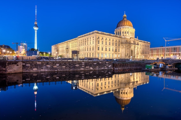 Zdjęcie odbudowany berliński pałac miejski i wieża telewizyjna w nocy