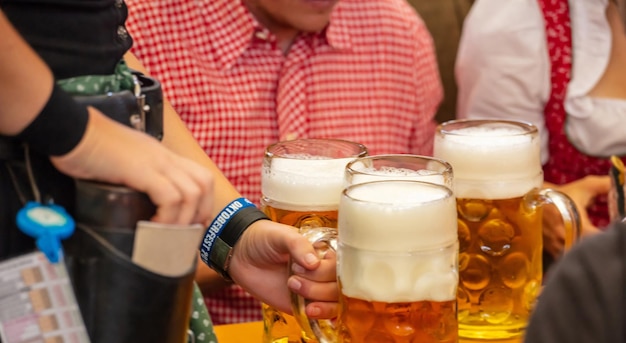 Oktoberfest Monachium Niemcy Kelner serwujący piwo zbliżenie widok