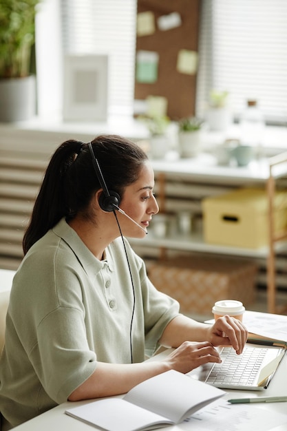 Operatorka pracująca w call center