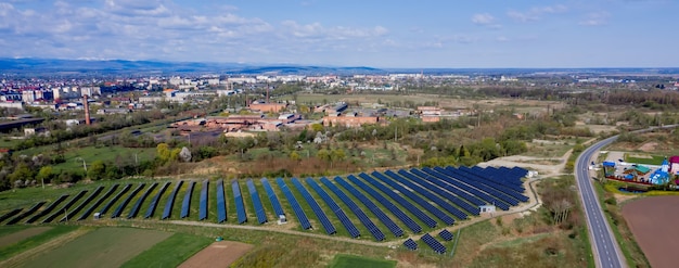 Panel słoneczny wytwarza zieloną, przyjazną dla środowiska energię