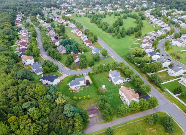 Zdjęcie panoramiczny widok okolicy na dachach domów letniskowych osiedla mieszkaniowego