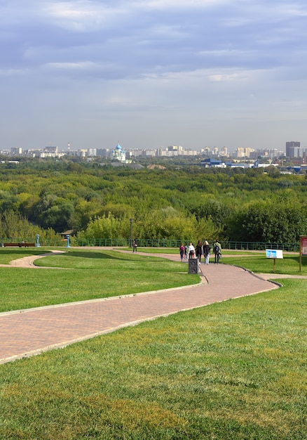 park kołomenskoje latem ludzie chodzą krętą ścieżką parku kołomienskoje