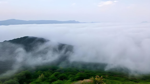 Zdjęcie piękny widok na góry ukryte w chmurach niebo natura tapeta tło