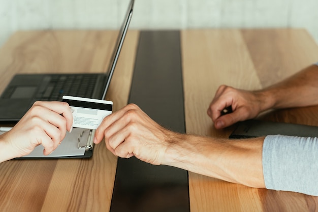 Pieniądze i finanse. Płatność elektroniczna. pożyczki i pożyczki. dwie osoby posiadające kartę kredytową lub debetową. operacje finansowe online.