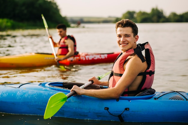 Portret męski kayaker ono uśmiecha się na jeziorze