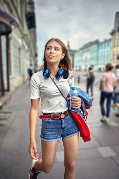 Zdjęcie portret pięknej młodej kobiety stojącej w mieście