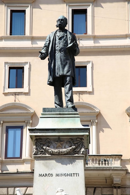 Zdjęcie posąg marco minghetti na corso vittorio emanuele ii rzym włochy