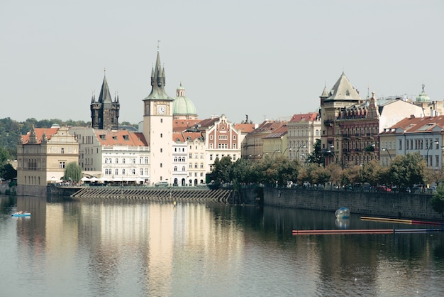 Praga góruje i Wełtawa na słonecznym dniu. Republika Czeska