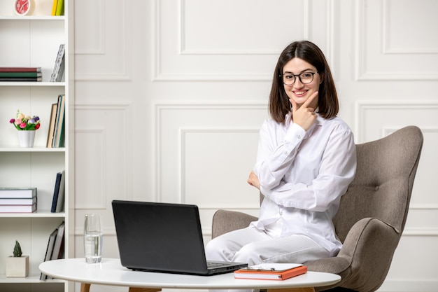 Psycholog brunetka śliczna młoda profesjonalna kobieta zapewniająca sesje online z uśmiechem