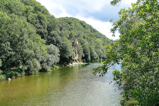 Rooster Scallop rock w parku wypoczynkowym Dante's Gorge Hot Spring Rosja 2021